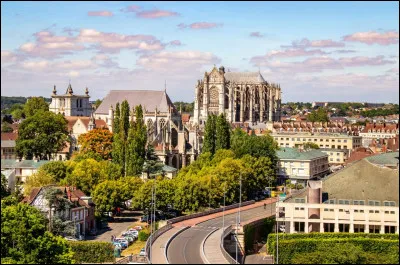 Quelle est cette ville, préfecture et ville la plus peuplée du département avec 56 000 habitants ?