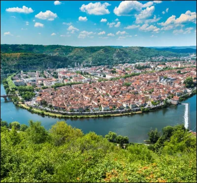 Quelle est cette ville, située dans un méandre du Lot, préfecture et ville la plus peuplée du département avec 20 000 habitants ?