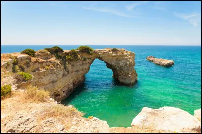 Nous débutons ce voyage sans plus tarder à Almancil. Située en Algarve, presque 9000 habitants y vivent. Dans quel pays nous trouvons-nous ?