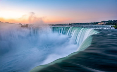 À la frontière de quels pays les chutes du Niagara se trouvent-elles ?