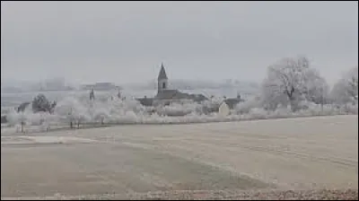 Nous démarrons cette balade avec une vue hivernale d'Aubinges. Village Berrichon, il se situe en région ...