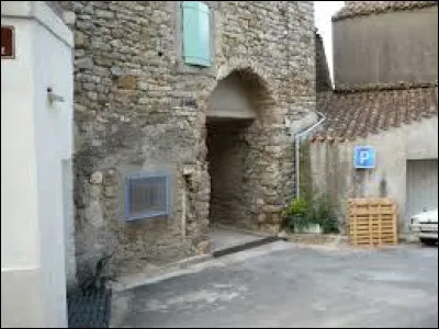 Notre première balade de la semaine commence à l'entrée du château d'Aigues-Vives. Village de l'arrondissement de Béziers, traversé par la Cesse et la Cessière, il se situe dans le département ...