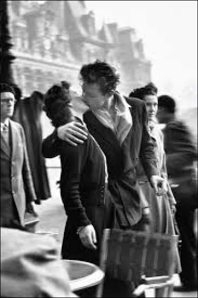 Publiée dans le magazine américain Life en 1950, la photo « Le Baiser de lHôtel de ville » a fait le tour du globe. Quel en est l'auteur ?