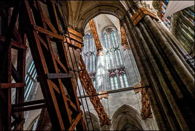 Quelle est cette cathédrale où, en 1284, douze ans après la fin des travaux,une partie des voûtes du choeur - le plus haut de toutes les cathédrales - s'effondre sur le transept ?