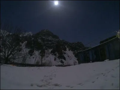 L'Everest est le sommet atteint pour la première fois par Maurice Herzog et Louis Lachenal.