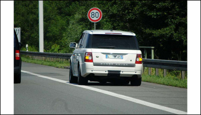 Quand je suis la première personne à arriver sur le lieu d'un accident, je me gare :