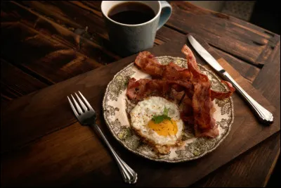 Cuisine - Dans un breakfast, qu'est-ce qui accompagne les oeufs ?