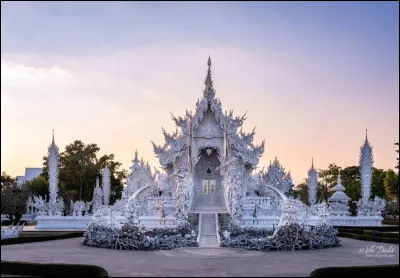 Ce temple immaculé se nomme Wat Rong Khun. Dans quel pays se situe-t-il ?