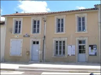 Nous démarrons notre balade à Brettes. Village Charentais, il se situe en région ...