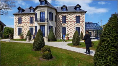 Vrai ou faux ? Cabourg est une ville bordée par la mer.