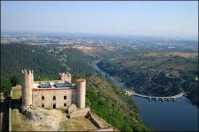 Je vous propose de commencer notre balade dominicale au-dessus du lac et du barrage de Grangent, au château d'Essalois, à Chambles. Commune de l'arrondissement de Montbrison, elle se situe dans le département ...