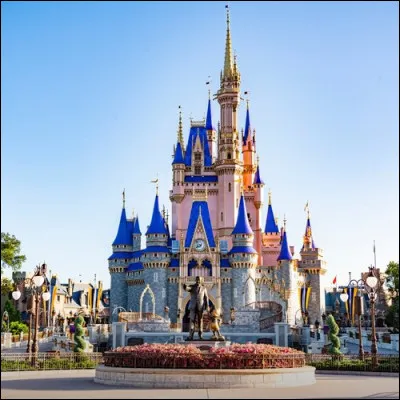 Le plus grand parc d'attractions au monde est le "Walt Disney World Resort". Il est situé près d'Orlando, en Floride. Quelle est sa superficie ?