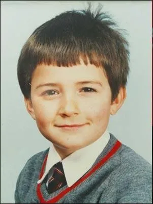 Il pose dans son uniforme d'colier alors qu'il a 7 ans. Qui est-ce ?