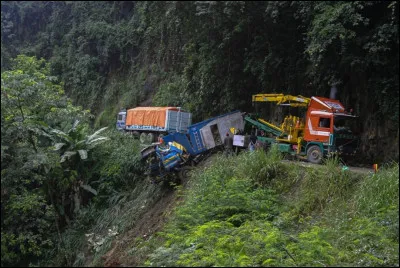 La "route de la Mort", de son vrai nom "route des Yungas", est un sentier de haute montagne très étroit. Il est situé au bord d'un précipice brumeux, avec beaucoup de virages et de voitures qui se croisent, et tombent parfois dans le vide. Dans quel pays cette route se situe-t-elle ?