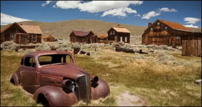 Cette ville digne d'un film de western se situe en Californie, aux États-Unis. Elle fût construite pendant la ruée vers l'or. Elle a progressivement été abandonnée à cause de plusieurs incendies. Aujourd'hui, elle est incroyablement bien conservée. Quel est son nom ?