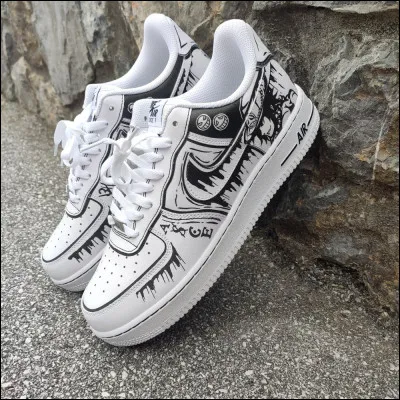 Commençons avec la paire de chaussures la plus emblématique de Nike, la Nike Air Force 1. Quel est le coloris le plus populaire ?