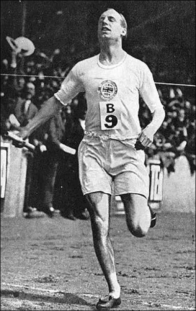 Actualité oblige, nous commencerons la série par les jeux olympiques d'été.
 Aux JO de Paris en 1924, l'Écossais E. Liddell, médaillé sur 400 mètres, refusa de courir le 100 m. Pour quelle raison ?