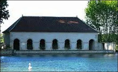 Notre balade dominicale démarre devant le lavoir d'Argenteuil-sur-Armançon. Village de l'arrondissement d'Avallon, il se situe dans le département ...