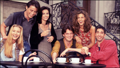 Dans quel lieu se trouvent les personnages dans la toute première scène du premier épisode de "Friends" ?