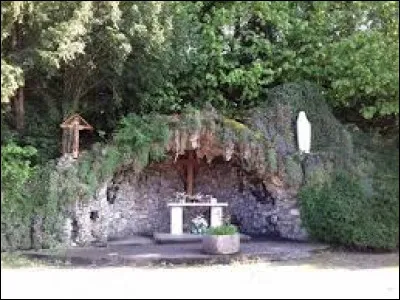 Je vous propose de commencer notre première balade de la semaine devant cette réplique de la grotte de Lourdes, à Armoy. Commune Haut-Savoyarde, elle se situe dans l'ancienne région.