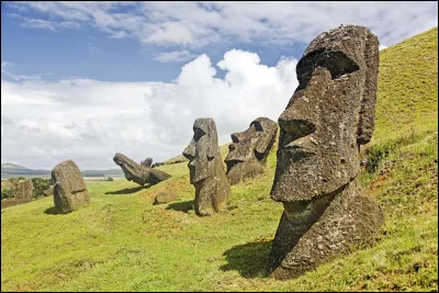 Quel nom donne-t-on aux statues monumentales de l'île de Pâques ?