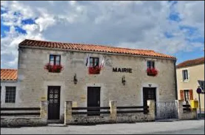 Notre balade du 15 aout commence à Ballon. Village de l'aire d'attraction Rochelaise, il se situe dans le département ...