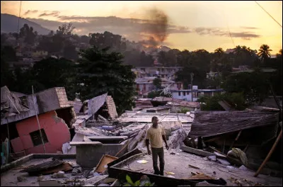 À Haïti, le séisme ayant eu lieu dans la dernière décennie laisse encore des traces. Il a bouleversé l'économie du pays, encore fragile aujourd'hui. En quelle année a-t-il eu lieu ?