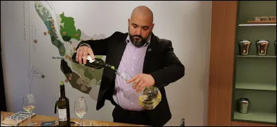 Comment s'appelle le fait daérer le vin en le passant en carafe ?