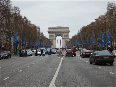 Je m'baladais / Le cur ouvert à l'inconnu / J'avais envie de dire bonjour à n'importe qui / N'importe qui, ce fut toi / Je t'ai dit n'importe quoi / Il suffisait de te parler / Pour t'apprivoiser / Aux Champs-Élysées...

Voilà les paroles de la chanson de Joe Dassin, où se baladait-il ?