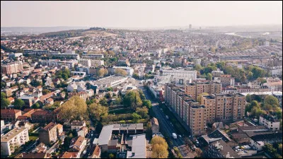 Il s'agit d'une ville de banlieue parisienne dépassant les 100 000 habitants dans le département du Val-d'Oise :