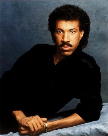 Dans quel groupe Lionel Ritchie a-t-il fait ses dbuts ?