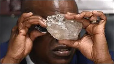 On a récemment découvert un diamant de 2 492 carats. (2024)