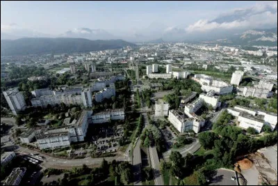 Ville de la banlieue de Grenoble peuplée de 36 000 habitants :