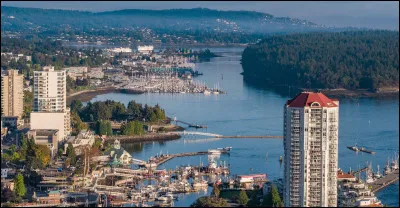 Dans quel pays se trouve Nanaimo, ville de 100 000 habitants ?