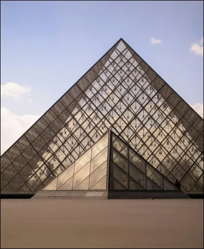 Dans quelle ville, cette pyramide de verre et de fer (1989) est-elle localisée ?