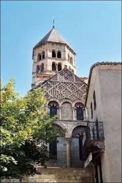 Notre balade du jour démarre au pied de l'église romane Saint-Julien, à Chauriat. Commune d'Auvergne-Rhône-Alpes, dans l'aire d'attraction Clermontoise, elle se situe dans le département ...