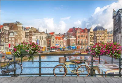 Comment appelle-t-on les habitants d'Amsterdam ?