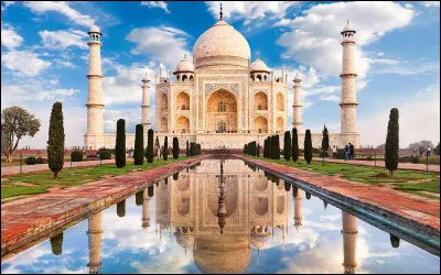 Le Taj Mahal est un mausolée construit par l'empereur moghol Shâh Jahân, en mémoire de son épouse Mumtaz Mahal. Aujourd'hui, c'est l'un des monuments les plus visités au monde.

Dans quelle ville indienne est-il situé ?