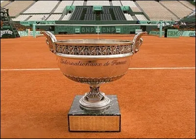 Un nom est entré dans lhistoire du sport tricolore en sillustrant sur le court de Roland-Garros. Qui a soulevé la Coupe des Mousquetaires en 1983 ?