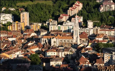 Quelle est cette ville, préfecture et ville la plus peuplée du département avec 40 000 habitants ?