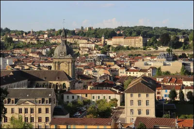 Quelle est cette commune, préfecture du département de la Meuse ?