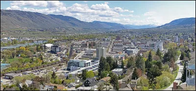 Dans quel pays se trouve Kamloops, ville de 100 000 habitants ?