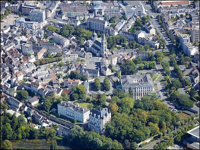 Quelle est cette ville, préfecture et ville la plus peuplée du département avec 43 000 habitants ?