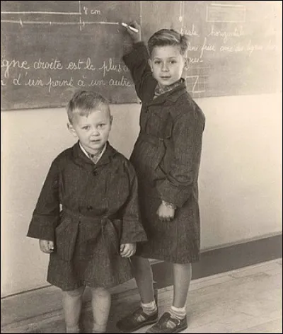 Même si l'uniforme n'était pas encore à la mode à l'école primaire, il fallait prévoir...