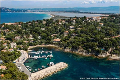 Station balnéaire du Var, où a été placé l'aéroport de Toulon, également connue pour ses îles, ses salins, son centre archéologique ainsi que son hippodrome.