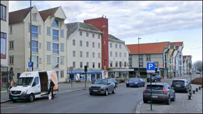 Nous voici dans une petite rue de Stavanger. Où se situe cette ville ?