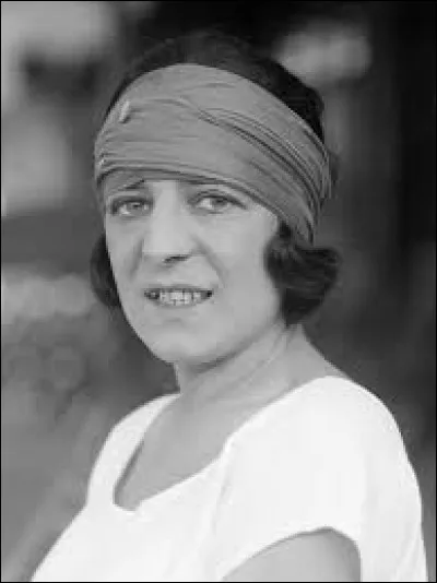 Dans quel sport la sportive Suzanne Lenglen (1899-1938) s'est-elle illustrée durant les années 1910 et 1920 ?