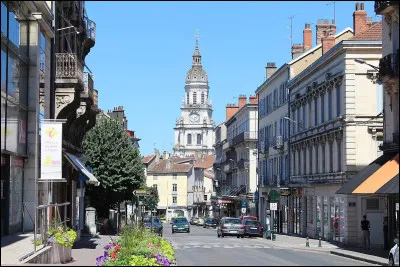 Quelle est cette ville, préfecture et ville la plus peuplée du département avec 41 500 habitants ?