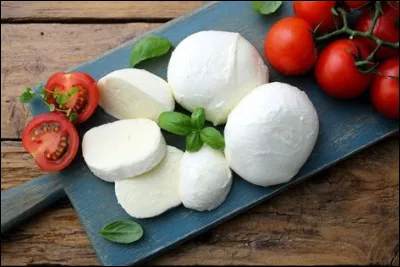 À base de quel lait est confectionné le fromage nommé mozzarella ?