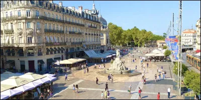 Quelle est cette ville, préfecture et ville la plus peuplée du département avec 300 000 habitants ?